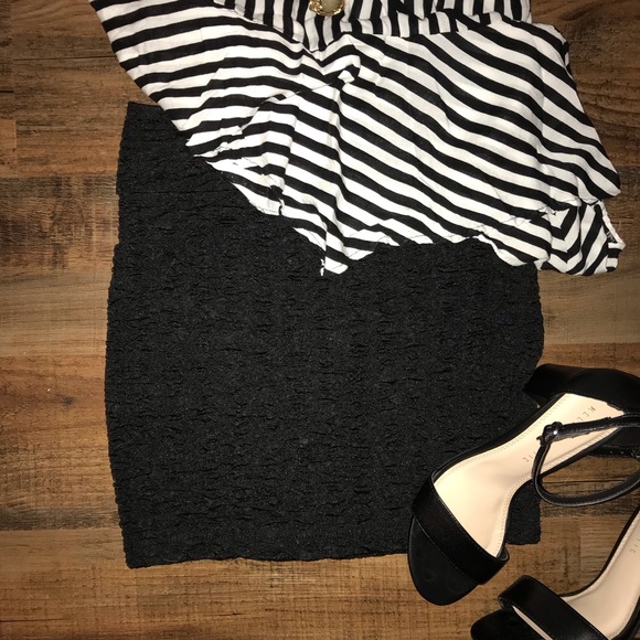 Forever 21 Black Mini Skirt - Picture 2 of 4